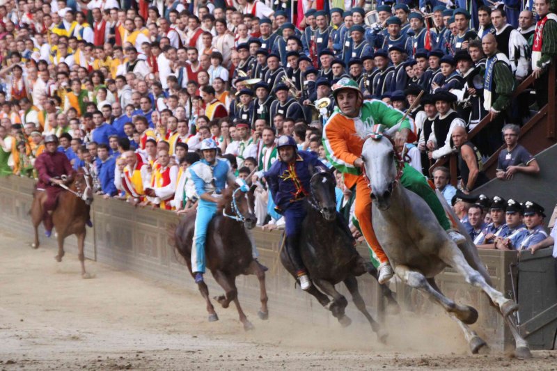 Stemmi, colori, competizione e cavalli: la storia del Palio di Siena